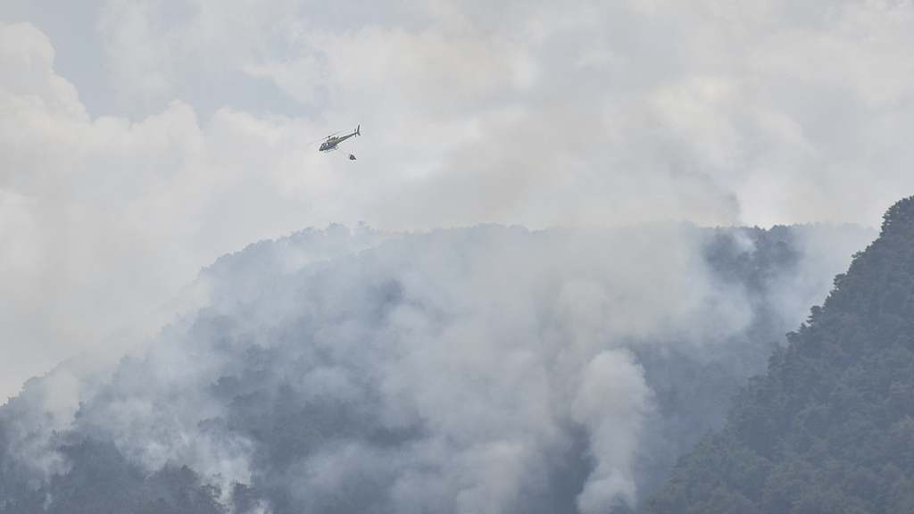 A helicopter during operations to extinguish a forest fire in Las Penas de Riglos, Huesca, Aragon, Spain, August 16, 2026. /VCG