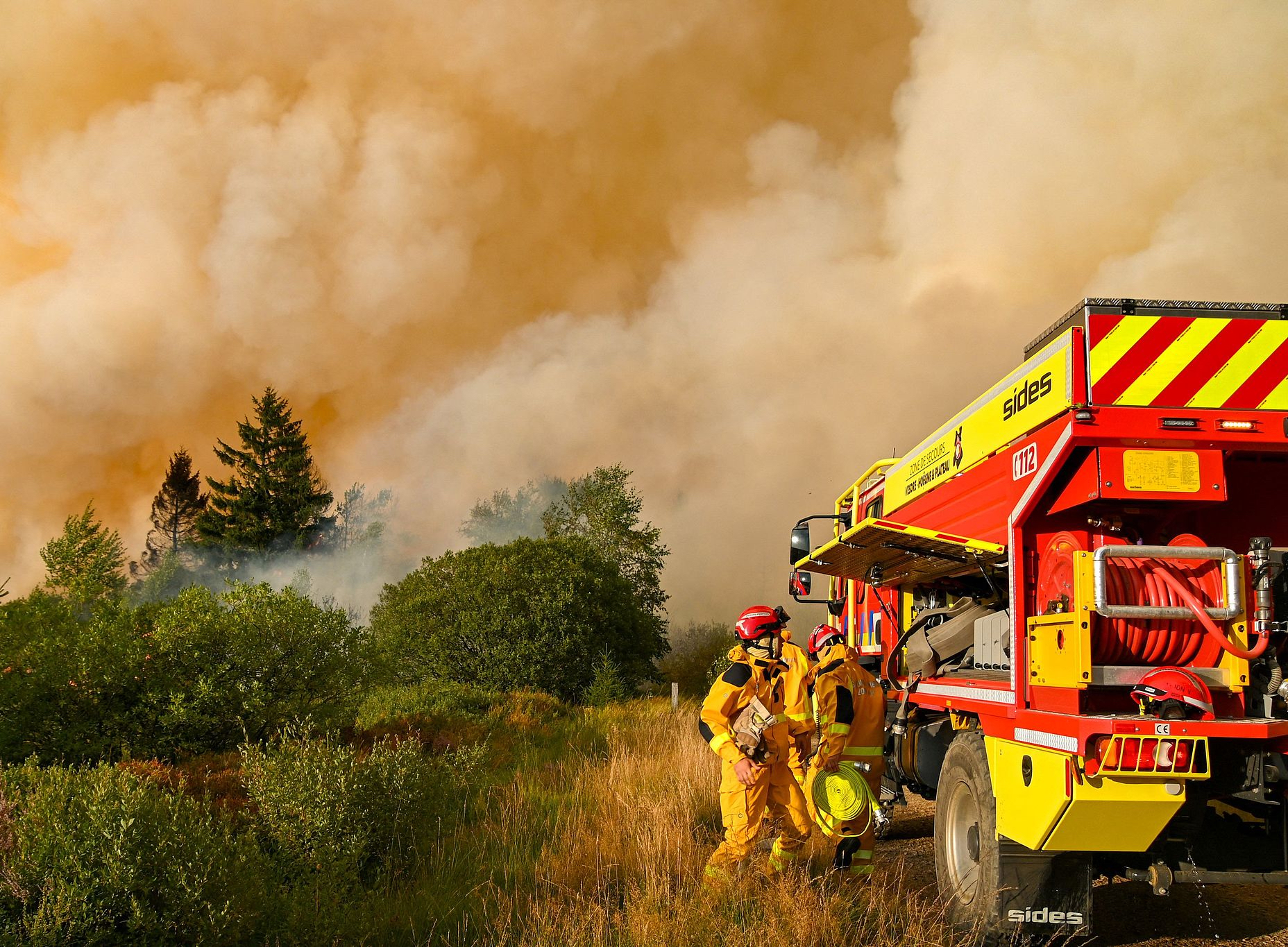 Firefighters try to extinguish a wildfire in the Hautes Fagnes (High Fens) nature reserve, Belgium, August 17, 2026. /VCG