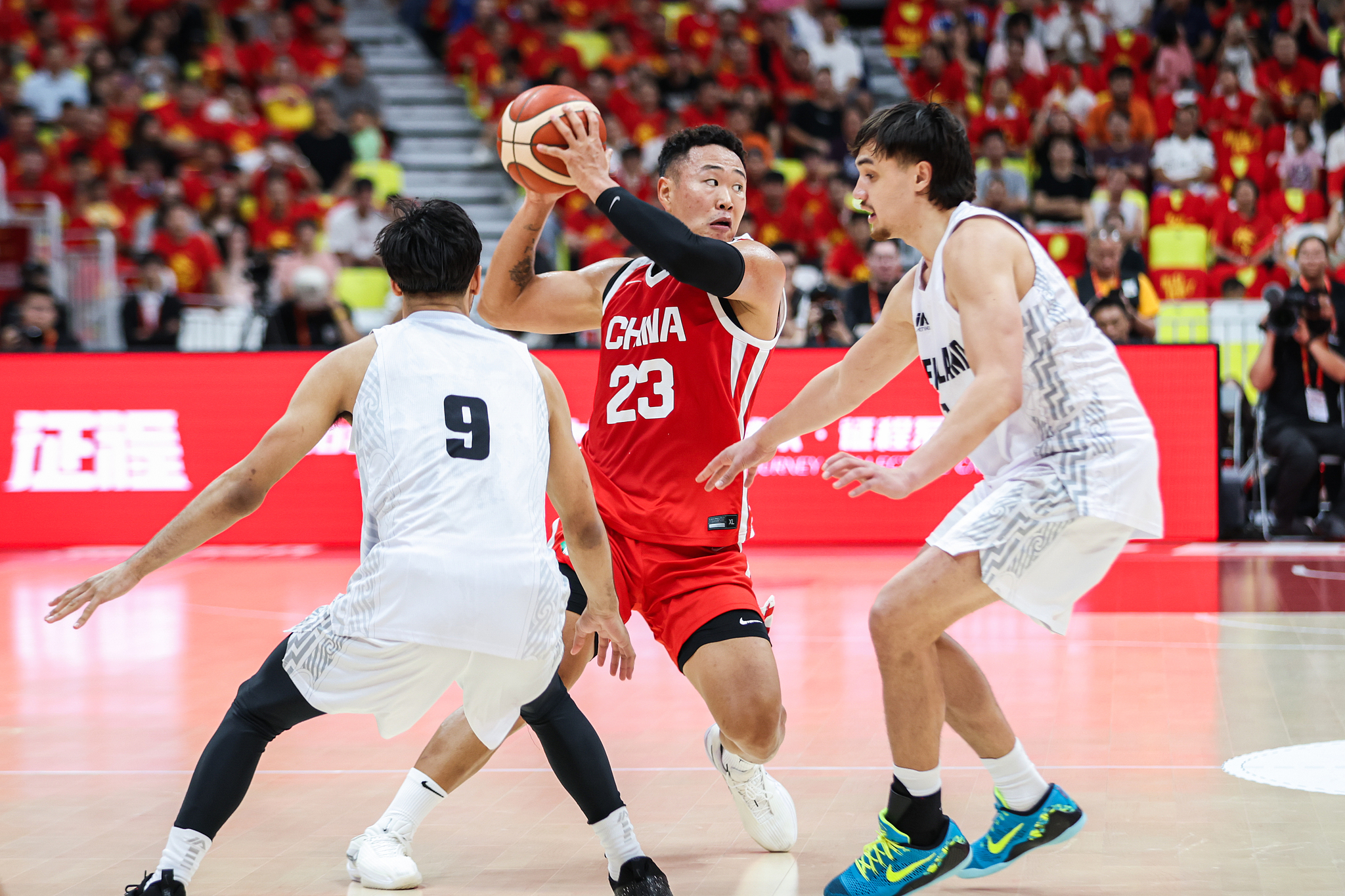 China guard He Xining (#23) tries to pass the ball against New Zealand in a warmup game in Foshan, south China's Guangdong Province, August 17, 2026. /VCG
