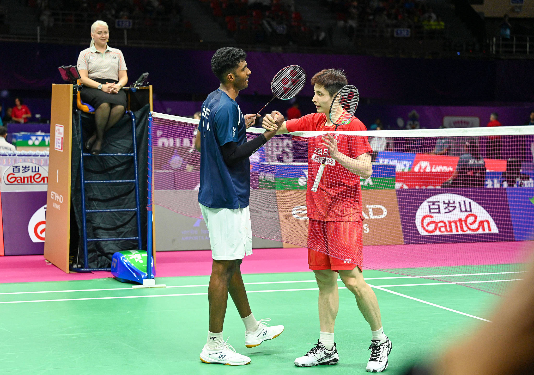 China's Shi Yuqi (R) shakes hands with India's Ayush Shetty after a men's singles match in the first round of the BWF World Championships in New Delhi, India, August 17, 2026. /VCG