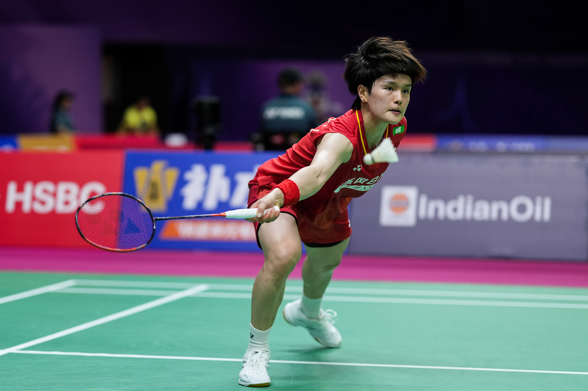 China's Wang Zhiyi hits a shot against the USA's Beiwen Zhang in a women's singles match in the first round of the BWF World Championships in New Delhi, India, August 17, 2026. /VCG