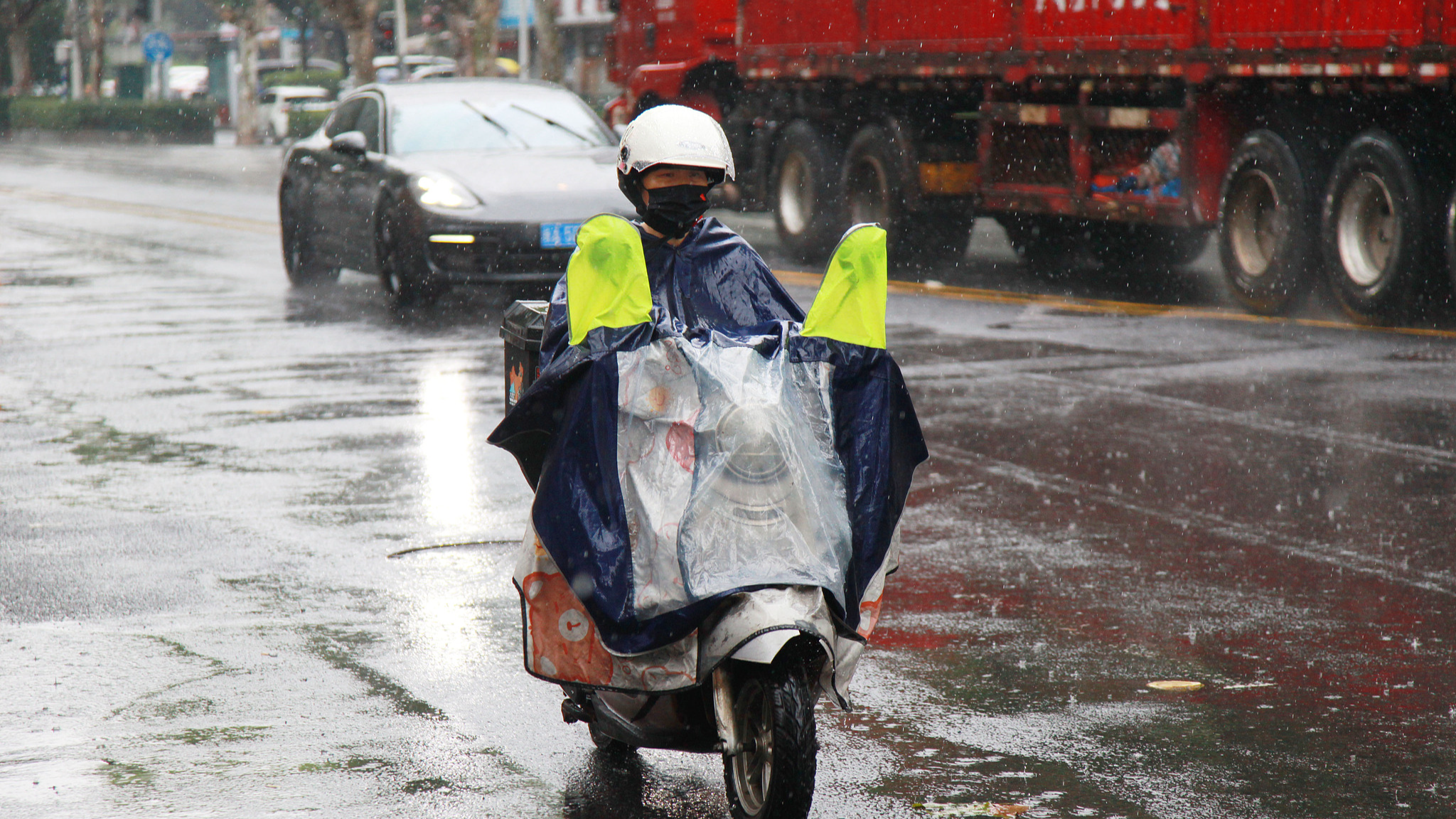 A motorcyclist riding in the rain in Nanjing, east China's Jiangsu Province, August 14, 2026. /VCG