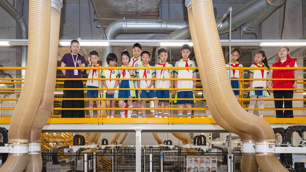 Elementary school students tour a smart home manufacturing facility in Hefei, Anhui Province, China, July 27, 2026. /VCG
