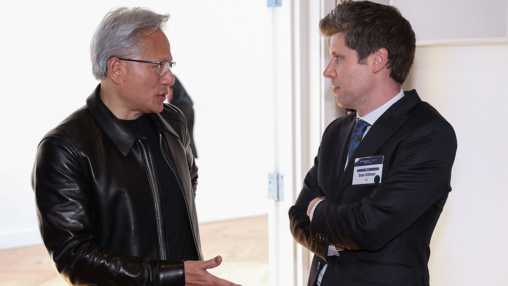 Nvidia CEO Jensen Huang (L) talks to OpenAI CEO Sam Altman during the San Francisco AI Summit in San Francisco, US, July 25, 2026. /VCG