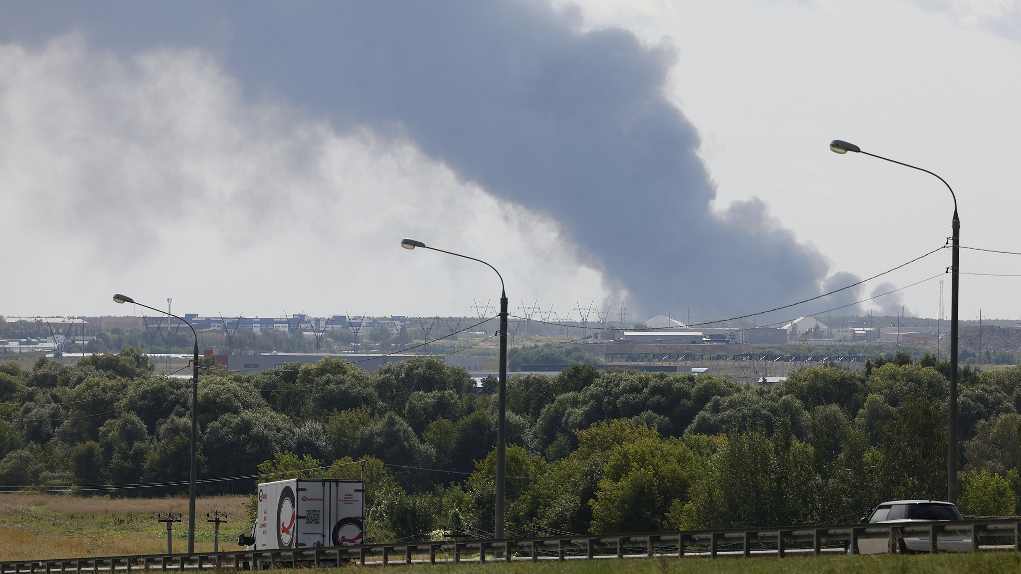 Black smoke rises from a distribution warehouse near Moscow after a Ukrainian drone attack, August 16, 2026. /VCG