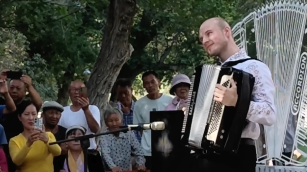 Tacheng's accordion street market brings music to the public