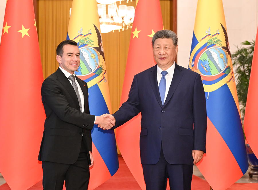 Chinese President Xi Jinping (R) shakes hands with President of the Republic of Ecuador Daniel Roy-Gilchrist Noboa Azín, at the Great Hall of the People in Beijing, capital of China, August 18, 2026. /Xinhua