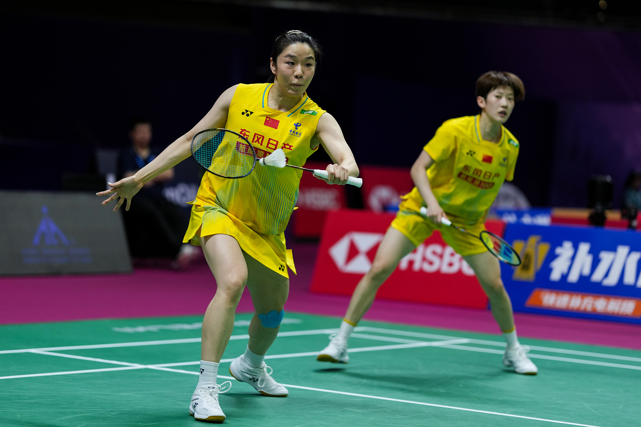 China's Jia Yifan (L) and Zhang Shuxian compete against the Hong Kong Special Administrative Region's Lui Lok Lok and Tsang Hiu Yan in a women's doubles match in the round of 32 at the BWF World Championships in New Delhi, India, August 18, 2026. /VCG