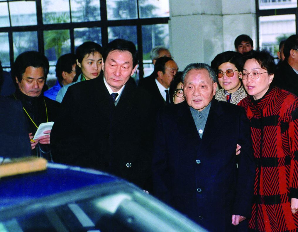 Zhu Rongji (L, front) accompanies Deng Xiaoping (C, front) on an inspection tour to Shanghai Volkswagen Automotive Co., Ltd. in east China's Shanghai, February 6, 1991. /Xinhua