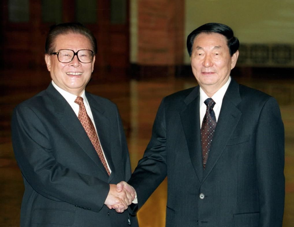 Jiang Zemin (L) and Zhu Rongji pose for a photo at the Great Hall of the People in Beijing, China, October 22, 2002. /Xinhua