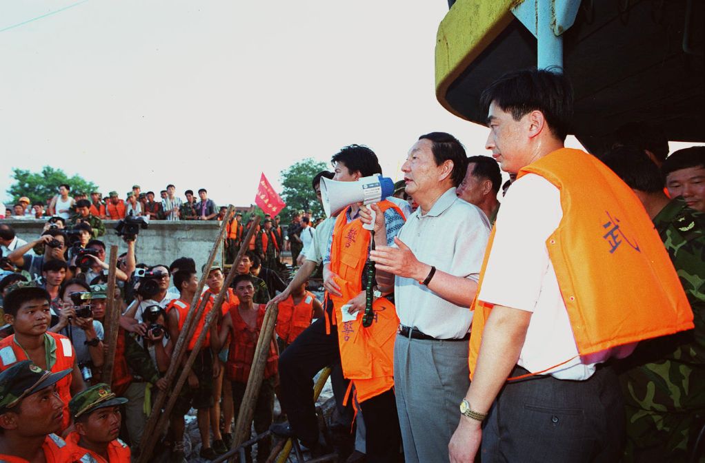 Zhu Rongji inspects flood control and disaster relief efforts at the site of a breach in a flood-control wall in Jiujiang City, east China's Jiangxi Province, August 9, 1998. /Xinhua