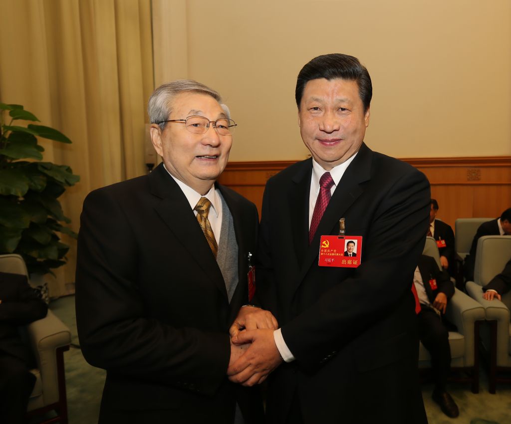 Xi Jinping (R) and Zhu Rongji pose for a photo prior to the conclusion of the 18th National Congress of the Communist Party of China in Beijing, China, November 14, 2012. /Xinhua