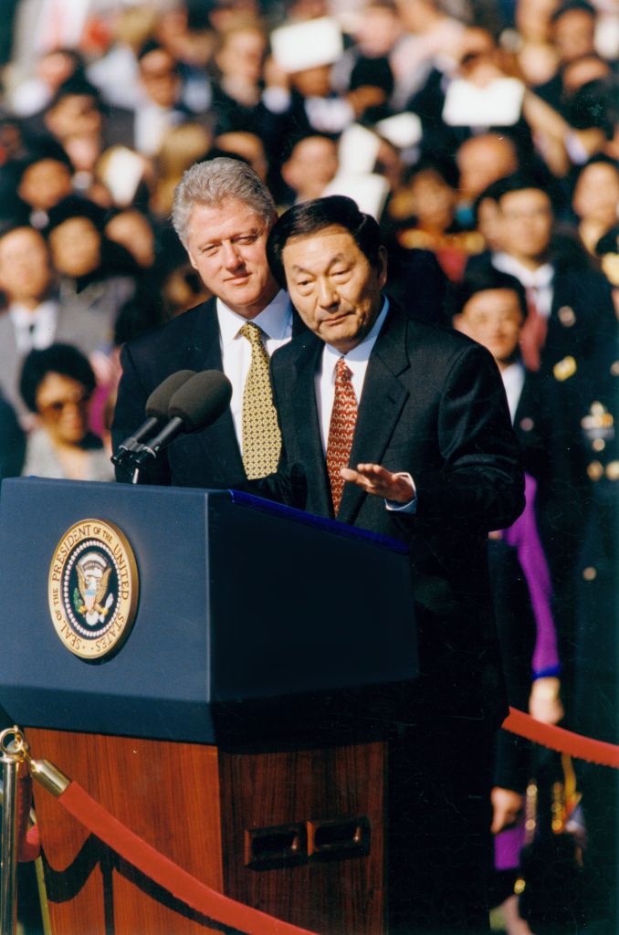 Zhu Rongji delivers a speech at a welcome ceremony hosted by US President Bill Clinton in Washington DC, US, April 8, 1999. /Xinhua