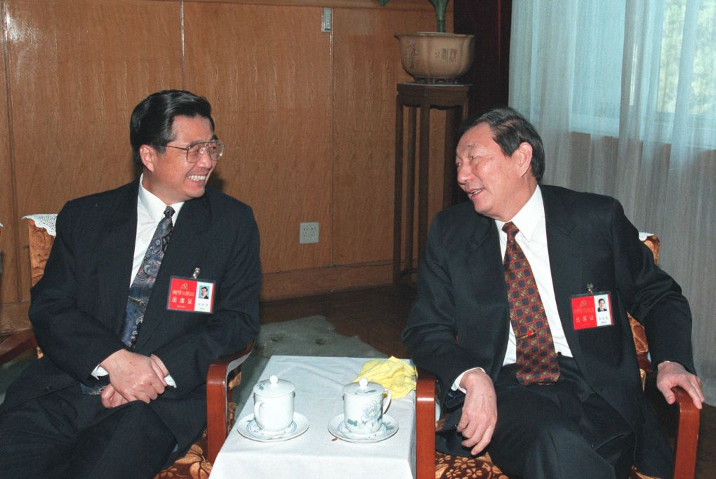 Hu Jintao (L) and Zhu Rongji at the Great Hall of the People in Beijing, China, September 18, 1997. /Xinhua