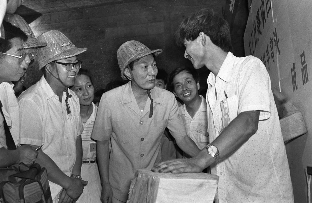 Zhu Rongji visits workers participating in a Shanghai youth technical competition in 1990. /Xinhua