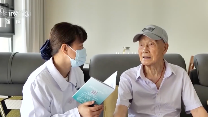 86-year-old patient Dai Guogui consults with a physician regarding his diabetes management plan. /CMG