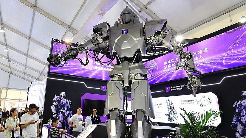 The 4-meter-tall giant robot at the World Robot Conference 2026. /VCG