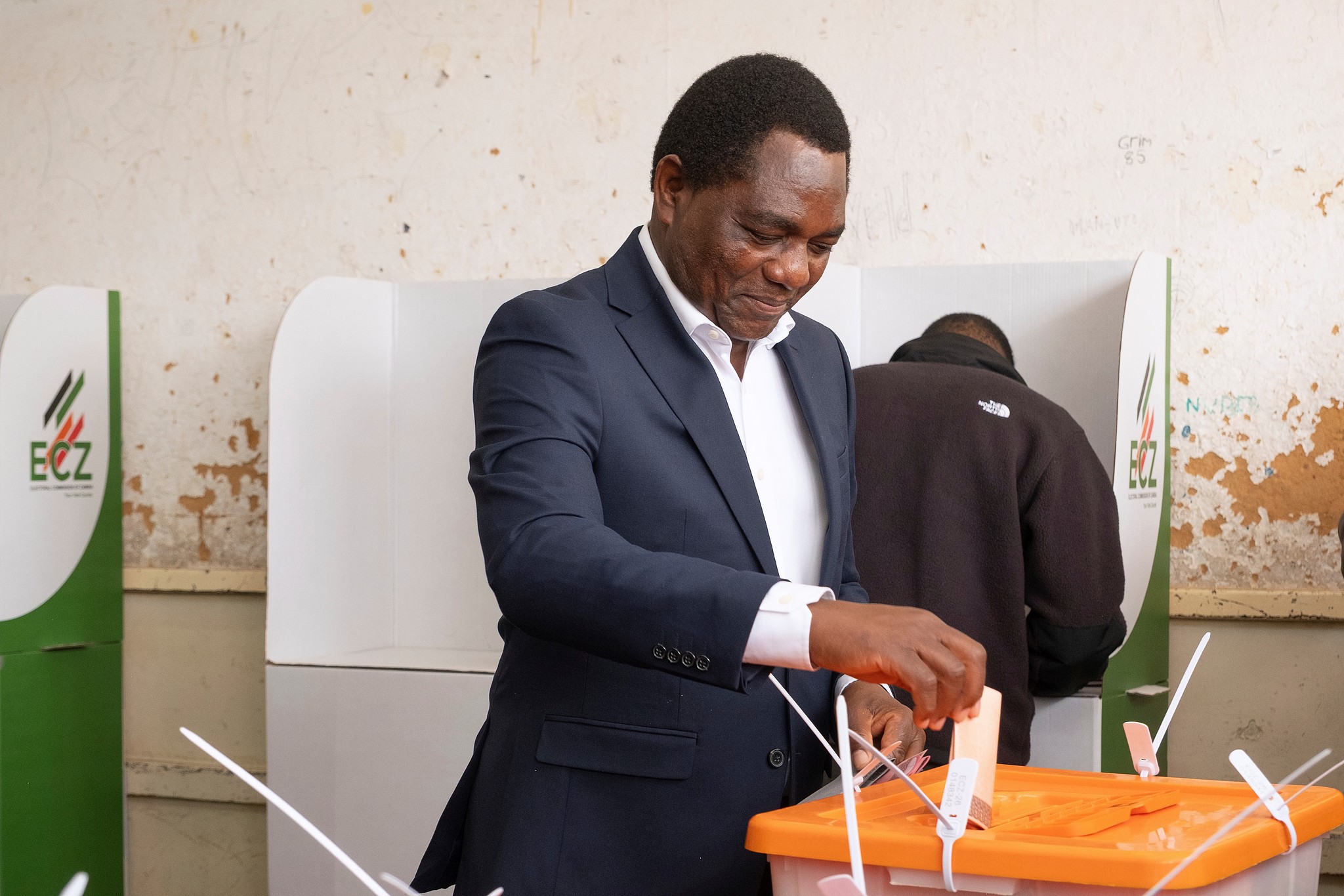 Zambian President Hakainde Hichilema casts his vote at a polling station in Lusaka, Zambia, August 13, 2026. /VCG