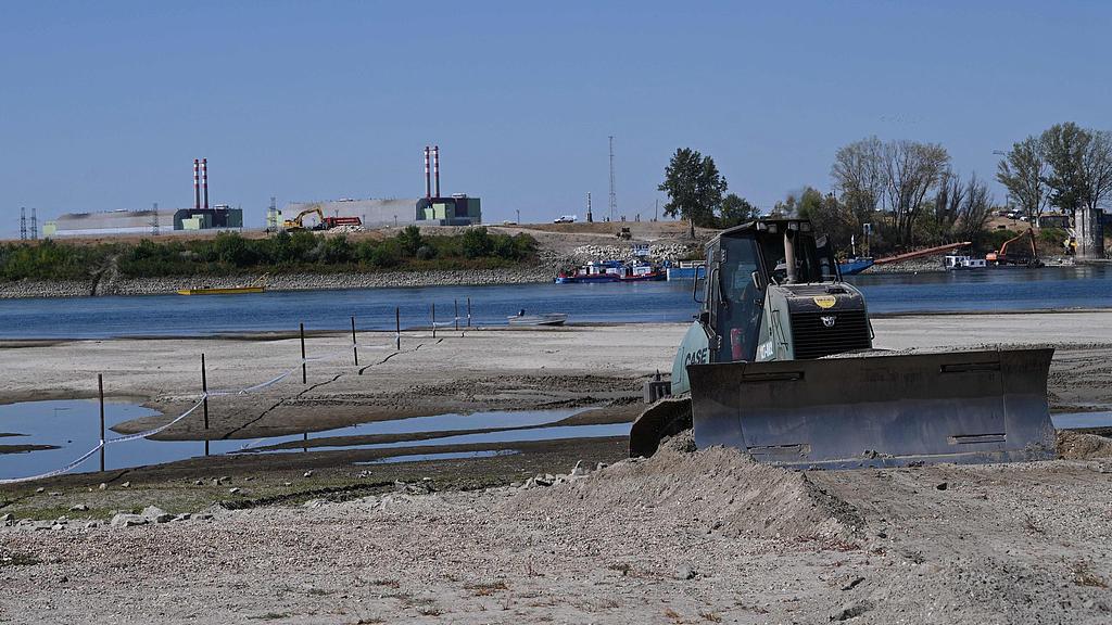 Crews with construction equipment work on the banks of the river Danube to prepare its riverbed for a planned water-level increase near the Paks Nuclear Power Plant in Dunaszentbenedek, Hungary, August 13, 2026. /VCG