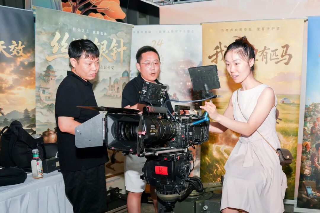 Visitors try out professional film production equipment at the CMG Film Culture Carnival held from August 14 to 20, Tianjin, north China, 2026. /VCG