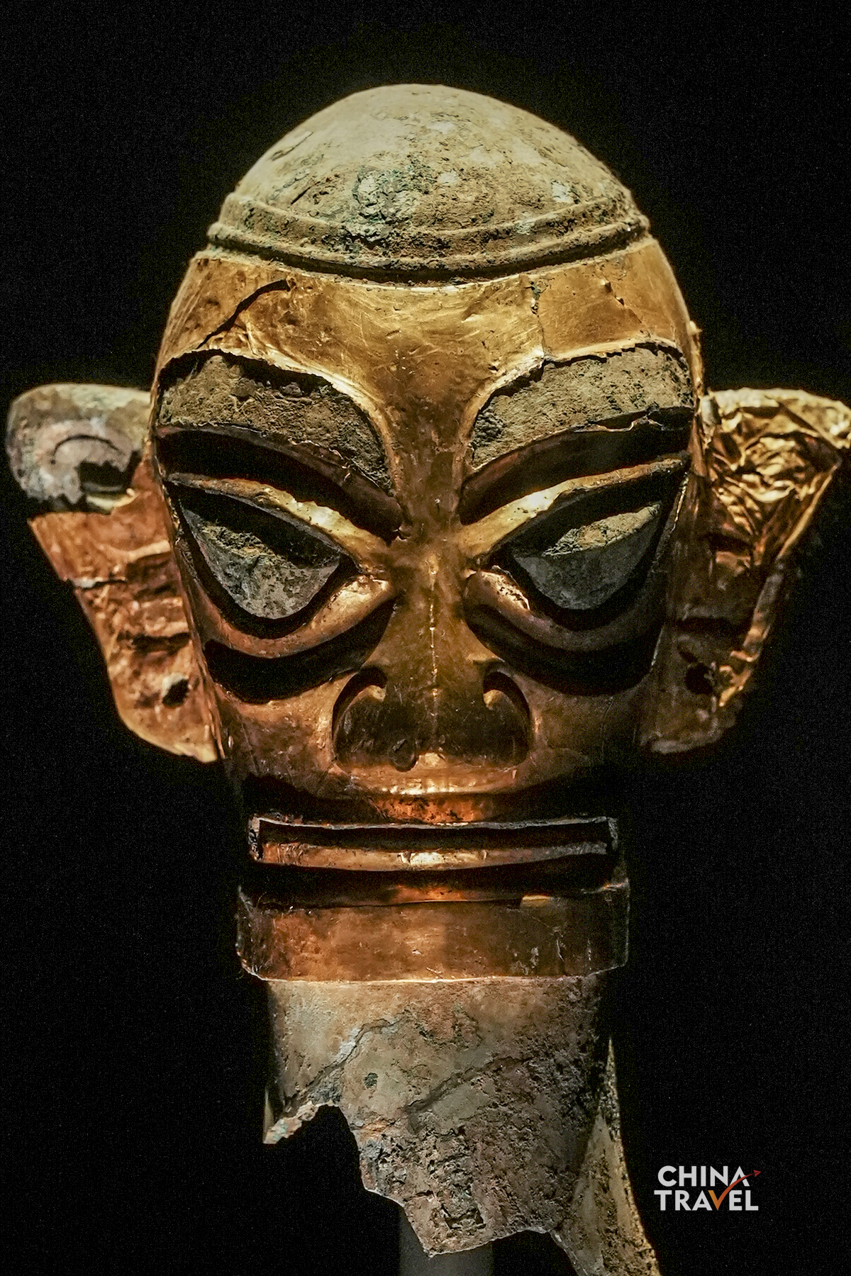 This is a gold mask unearthed at Sanxingdui, an archeological museum in Sichuan Province. Made from thin gold sheets, such masks may once have been attached to bronze heads or wooden figures. /CGTN