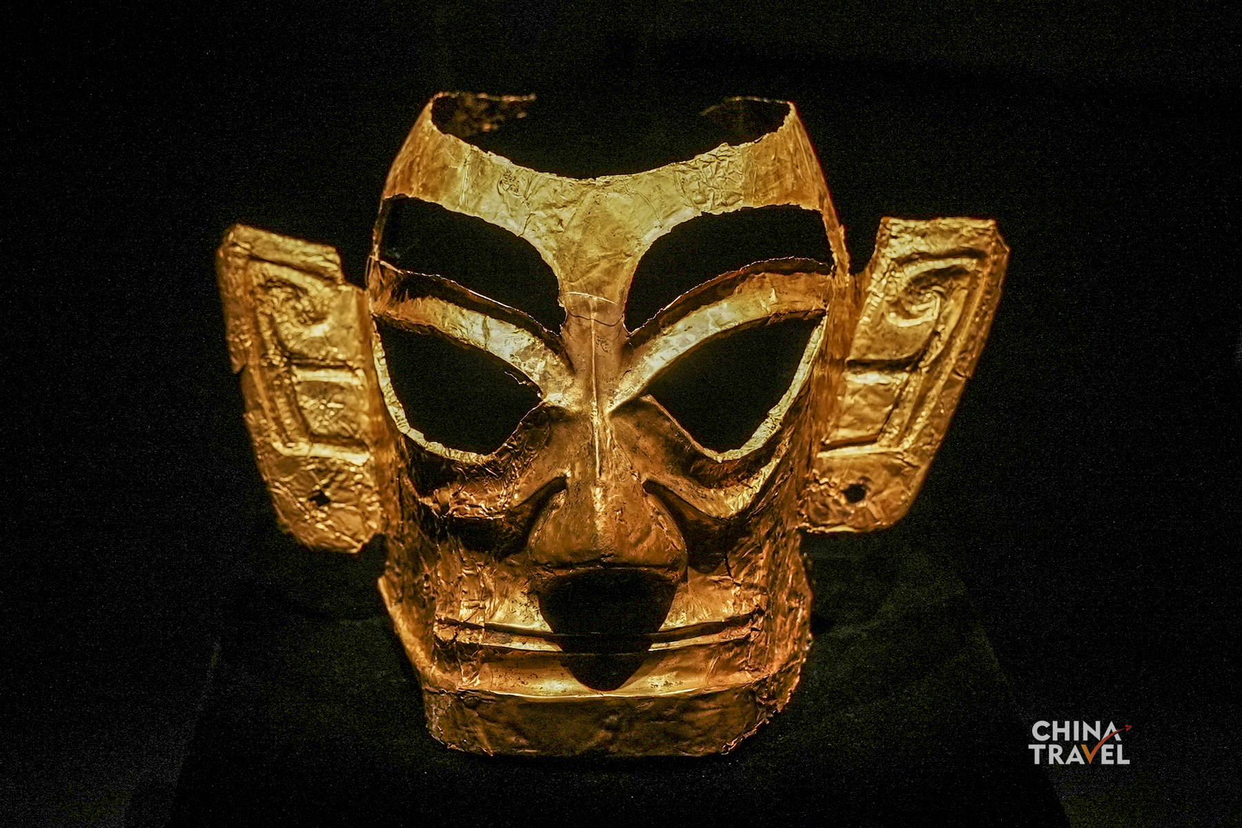This is a gold mask unearthed at Sanxingdui, an archeological museum in Sichuan Province. Made from thin gold sheets, such masks may once have been attached to bronze heads or wooden figures. /CGTN