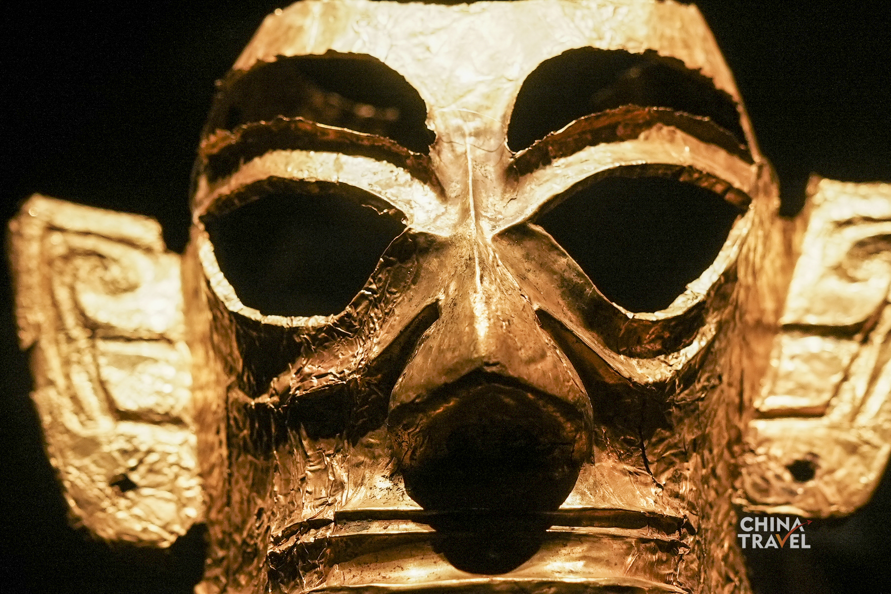 This is a gold mask unearthed at Sanxingdui, an archeological museum in Sichuan Province. Made from thin gold sheets, such masks may once have been attached to bronze heads or wooden figures. /CGTN