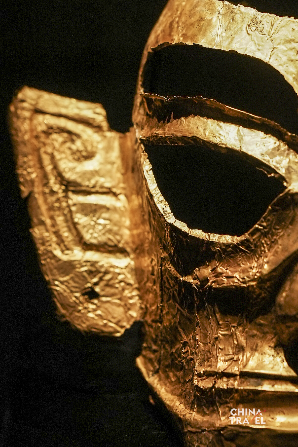 This is a gold mask unearthed at Sanxingdui, an archeological museum in Sichuan Province. Made from thin gold sheets, such masks may once have been attached to bronze heads or wooden figures. /CGTN