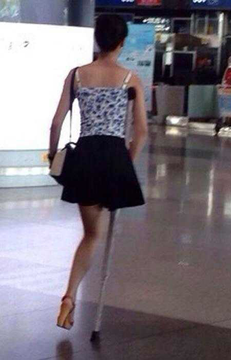 This photo of Erma Ayi from July 2014 was posted online by someone at Beijing Capital International Airport. Soon after, the image was spread far and wide, gaining her much recognition for her poise and courage. /Erma Ayi