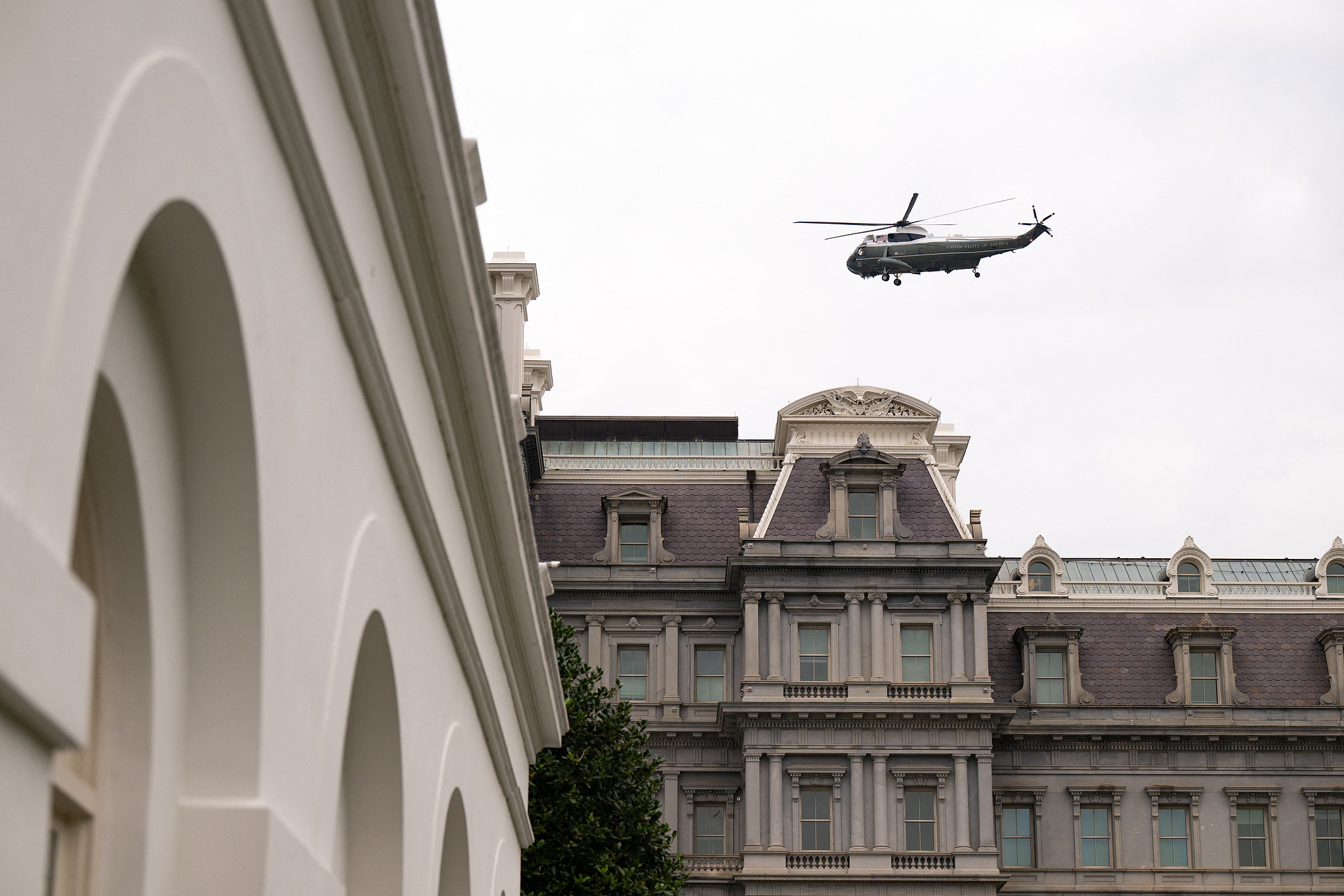 Marine One flies over the Eisenhower Executive Office Building and the White House in Washington, US, August 14, 2026. /VCG