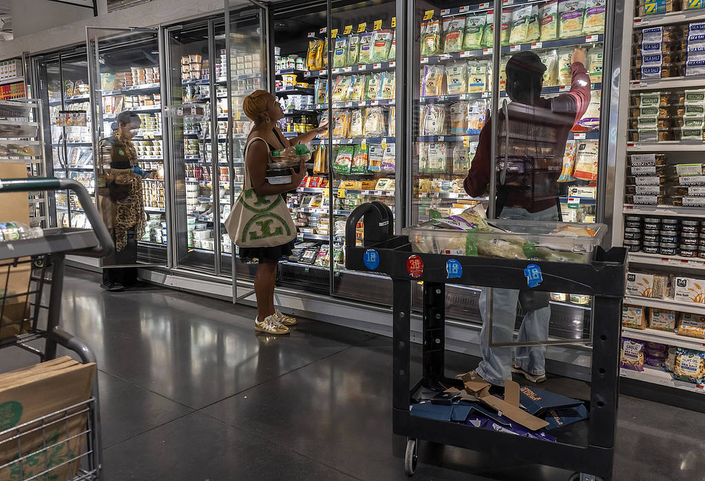 Shoppers at a Whole Foods Market store in New York, US, August 19, 2026. /VCG
