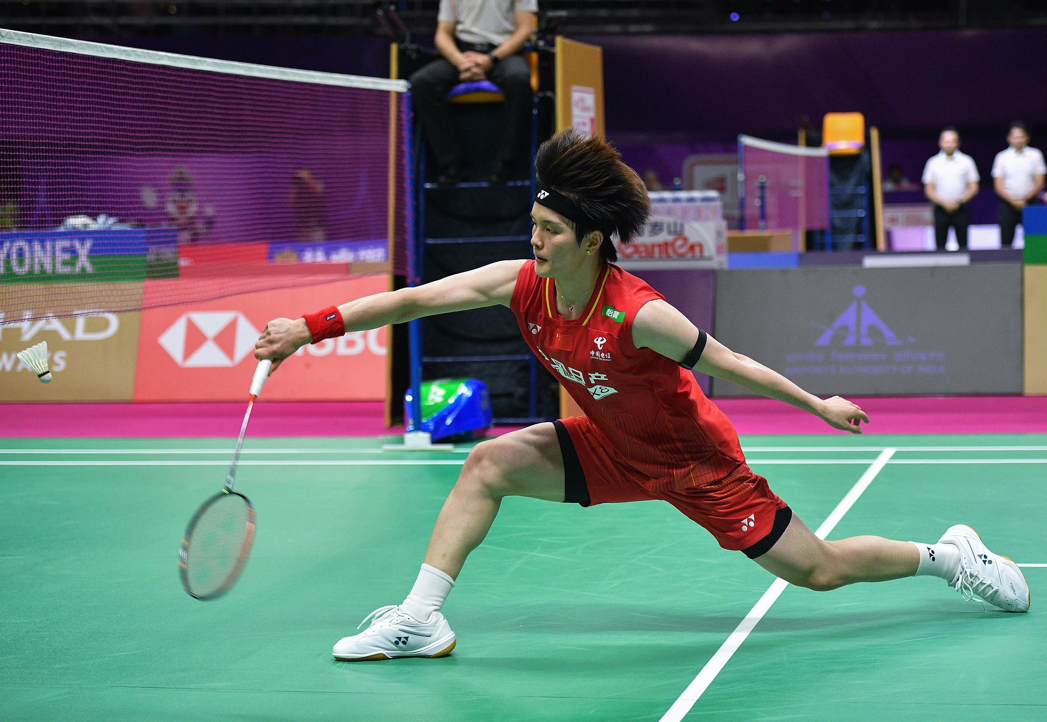 China's Wang Zhiyi hits a shot in the women's singles round-of-16 match against India's P.V. Sindhu at the BWF World Championships in New Delhi, India, August 20, 2026. /VCG