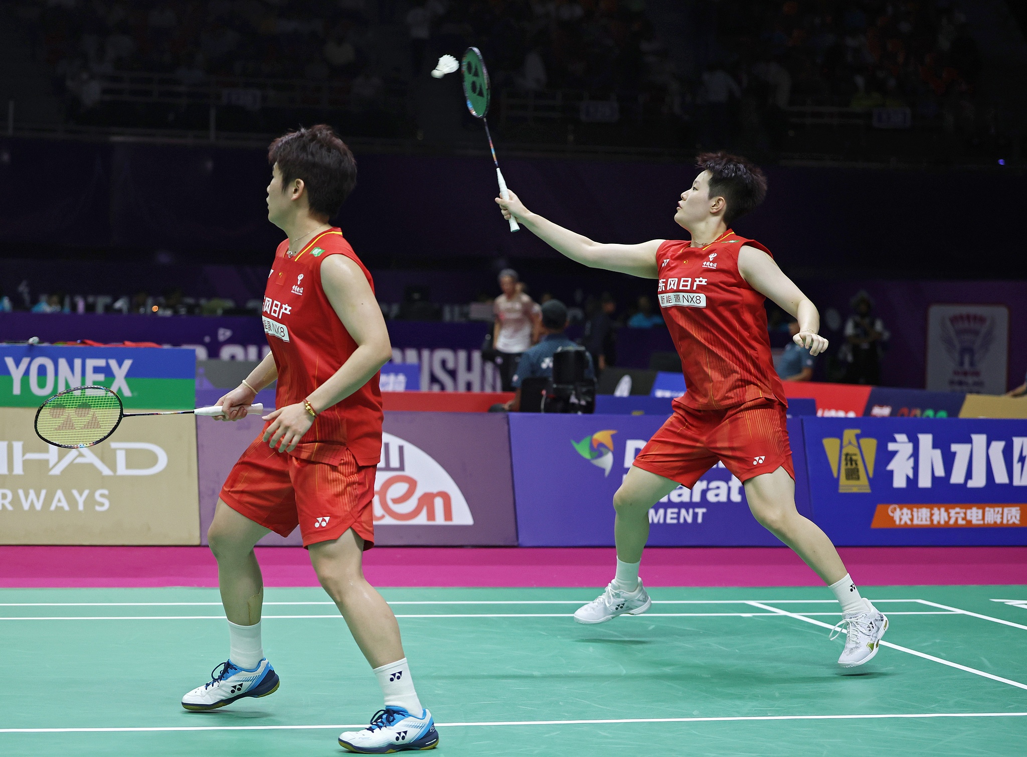 China's Tan Ning (R) hits a shot alongside Liu Shengshu in the women's doubles round-of-16 match against Bulgaria's Gabriela Stoeva and Stefani Stoeva at the BWF World Championships in New Delhi, India, August 20, 2026. /VCG