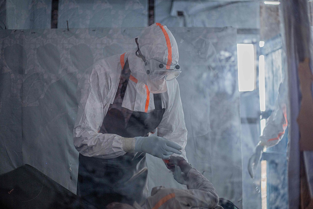 A doctor provides care to a patient with Ebola virus disease at the Rwampara Ebola treatment center in Bunia, Ituri Province, Eastern Democratic Republic of Congo, July 13, 2026. /VCG