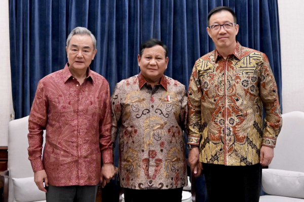 Indonesian President Prabowo Subianto (C) meets with Chinese Foreign Minister Wang Yi (L) and Chinese Defense Minister Dong Jun in Jakarta, Indonesia, August 21, 2026. /Chinese Foreign Ministry