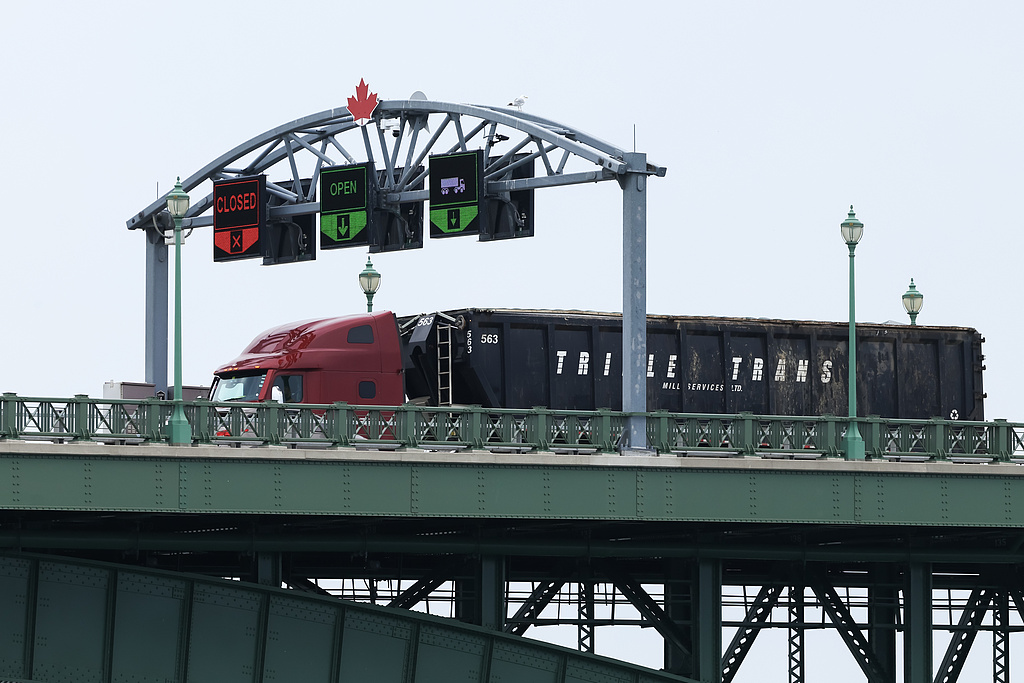A tractor trailer crosses the Peace Bridge at the Canada-United States border in Fort Erie, Ontario, Canada, August 20, 2026. /VCG