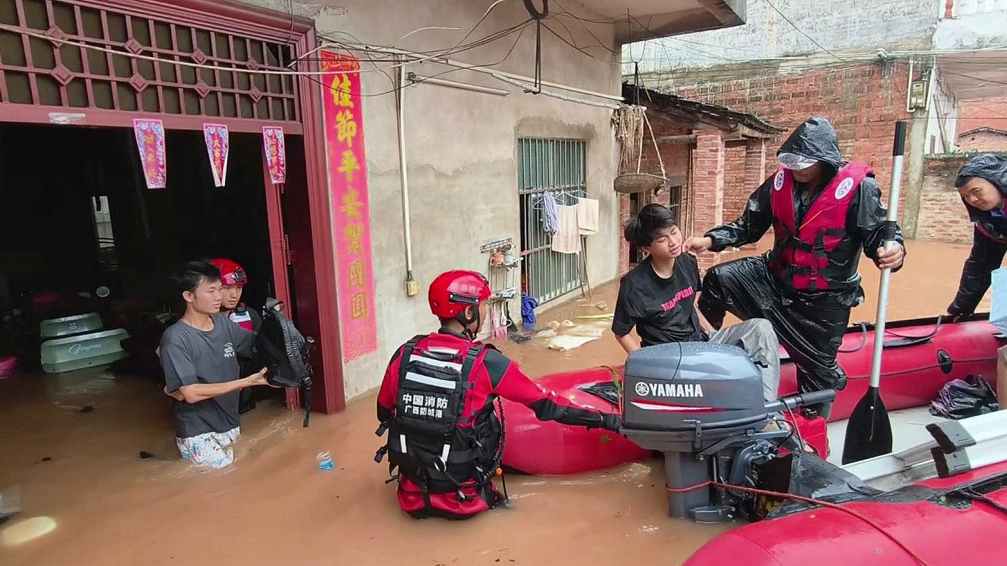 Rescuers transfer residents in rubber rafts after heavy rainfall brought by Typhoon Narra flooded the low-lying areas of Shangsi county, Fangchenggang, south China's Guangxi Zhuang Autonomous Region, August 23, 2026. /VCG