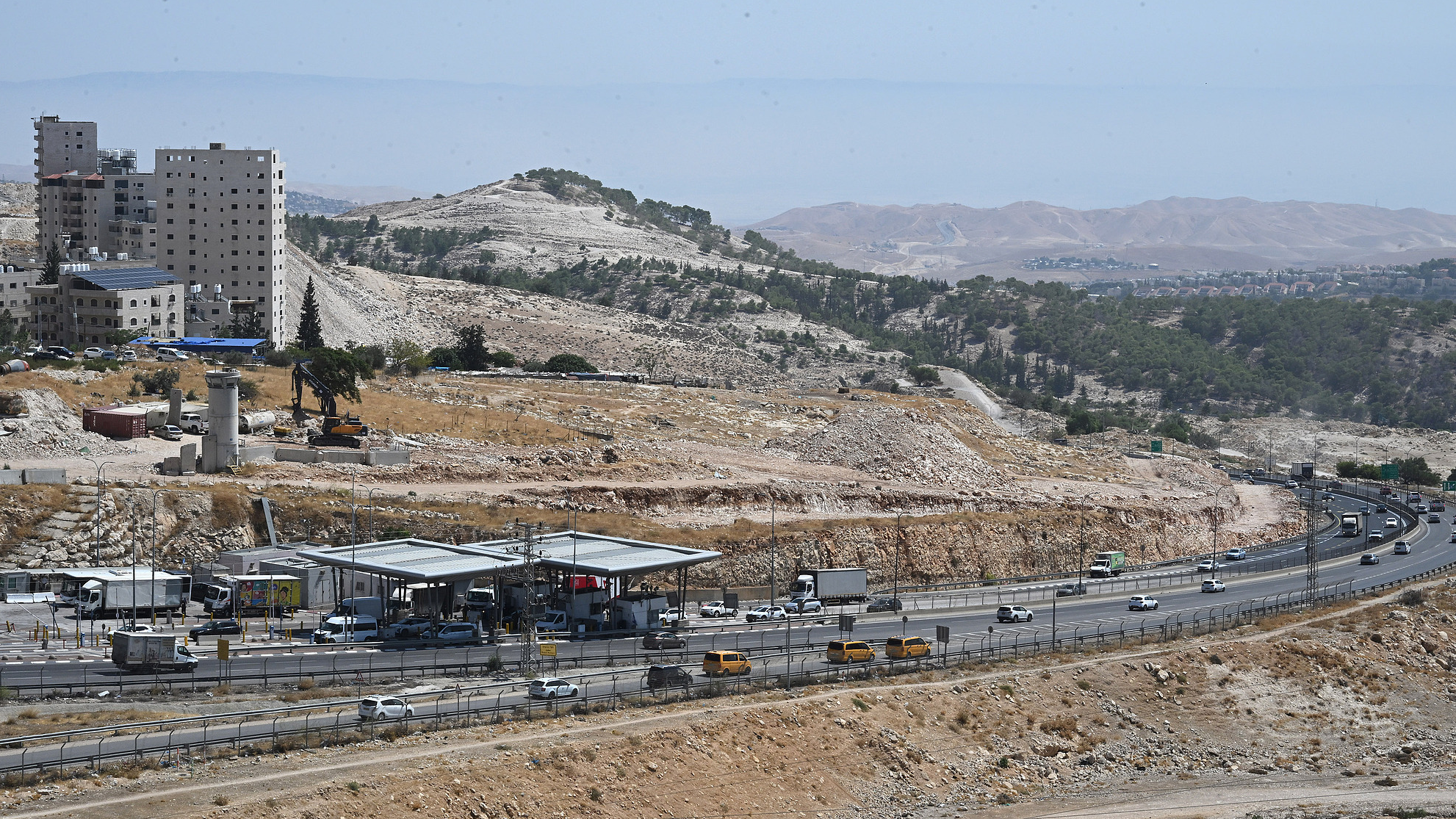 An Israeli security checkpoint checks car entering Jerusalem from the E1 area, where the Israeli government plans to build housing units, in the eastern edge of the Judean Desert, West Bank, on Thursday, August 20, 2026. /VCG