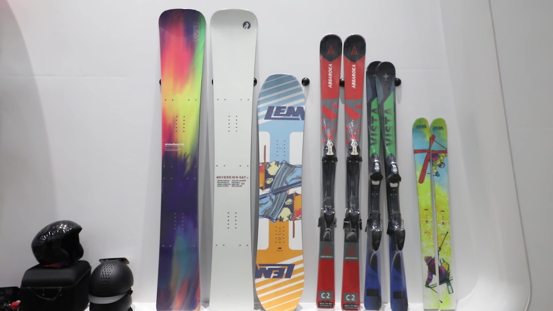 Snowboards with lighter weight, chic design and environmentally friendly materials are popular with overseas customers. /CMG