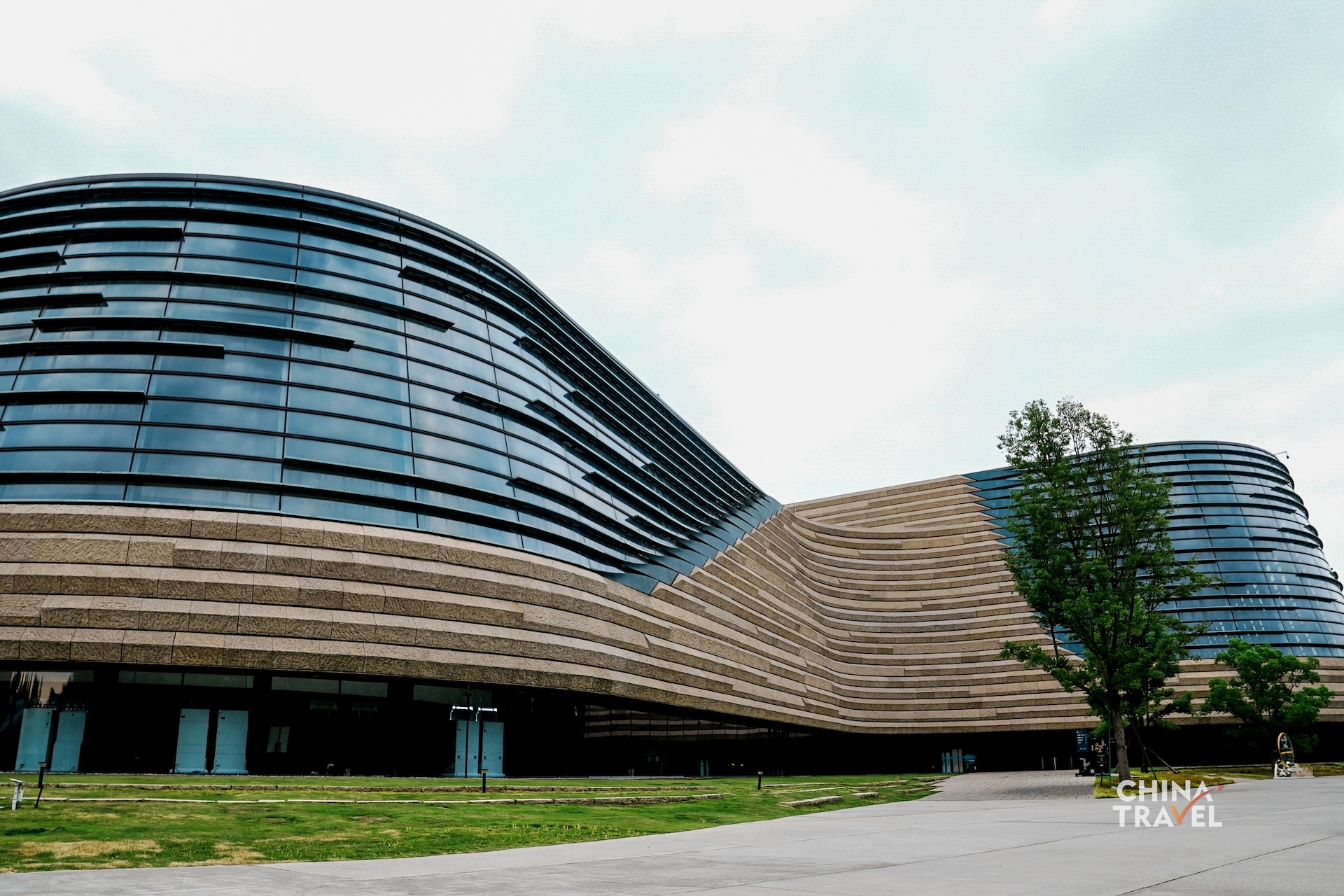 The new Sanxingdui Museum in Guanghan, Sichuan Province, features sweeping curves, glass facades and an undulating green roof, with its distinctive 