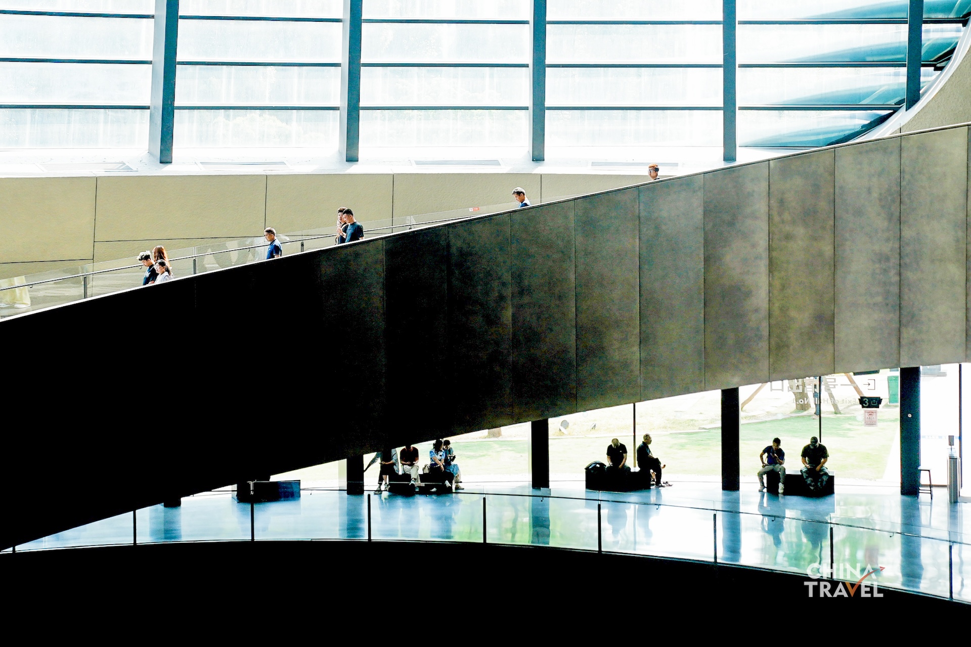 The new Sanxingdui Museum in Guanghan, Sichuan Province, features sweeping curves, glass facades and an undulating green roof, with its distinctive 
