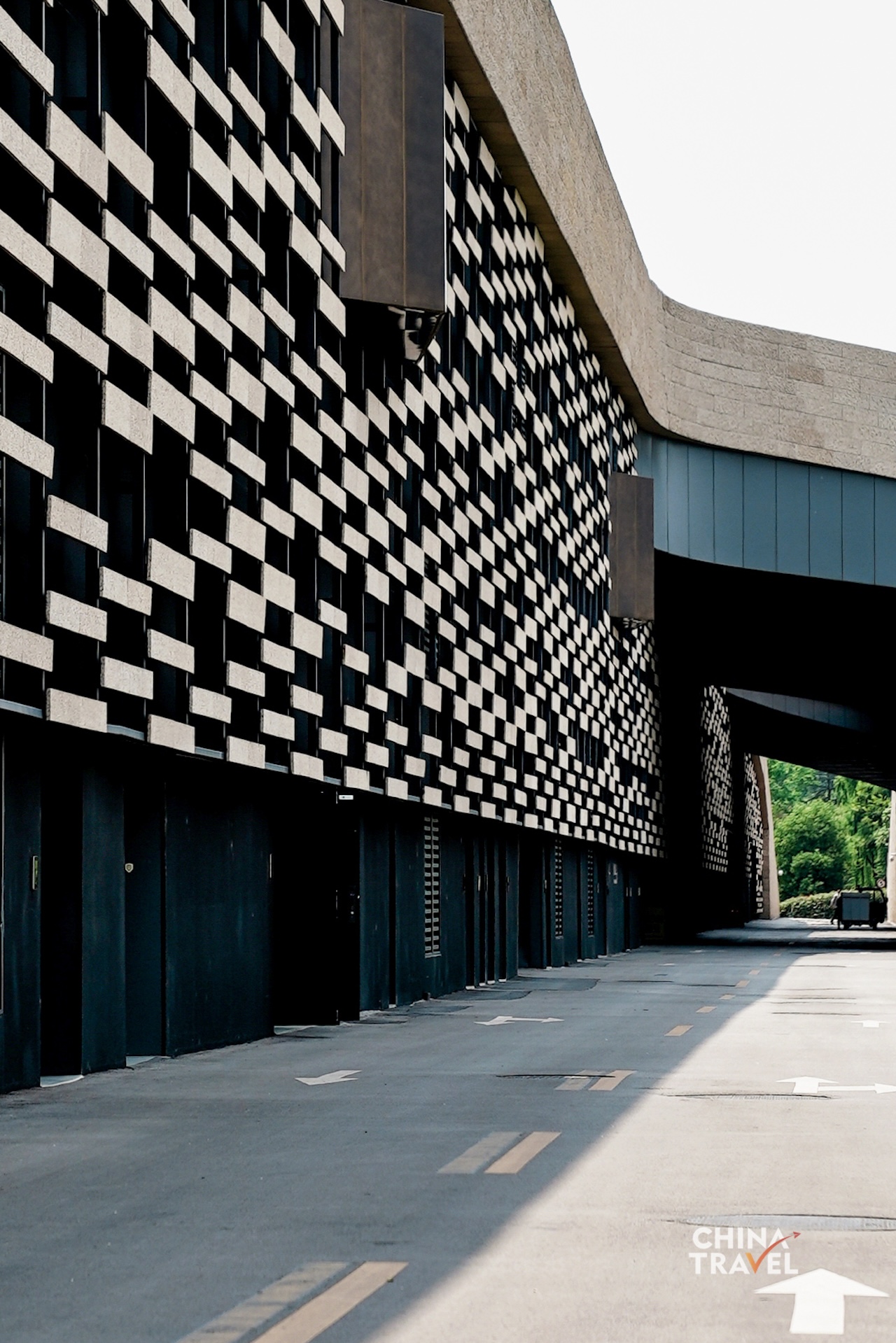 The new Sanxingdui Museum in Guanghan, Sichuan Province, features sweeping curves, glass facades and an undulating green roof, with its distinctive 