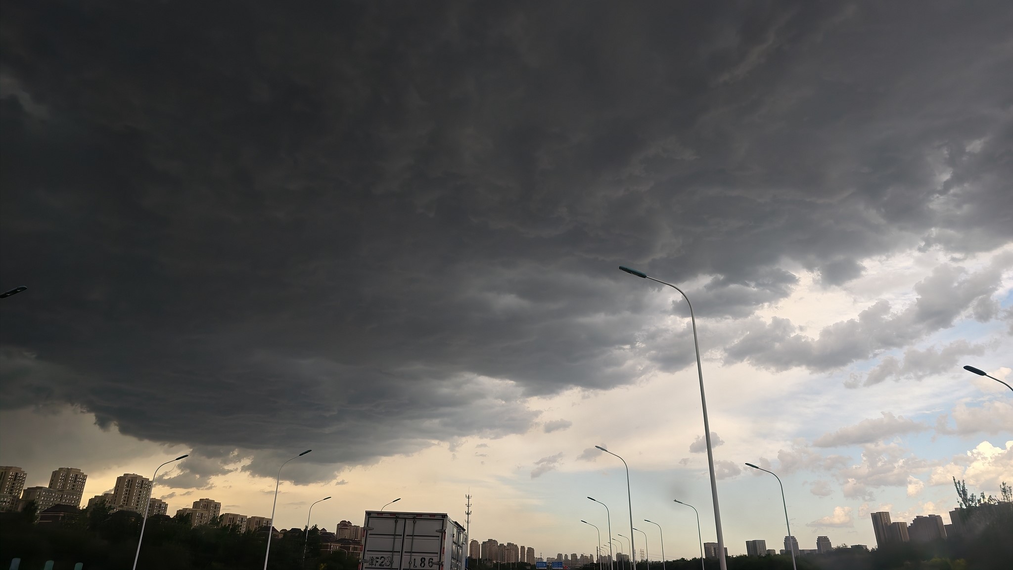 Dark clouds hang over a city road, north China's Tianjin Municipality, June 7, 2026. /VCG