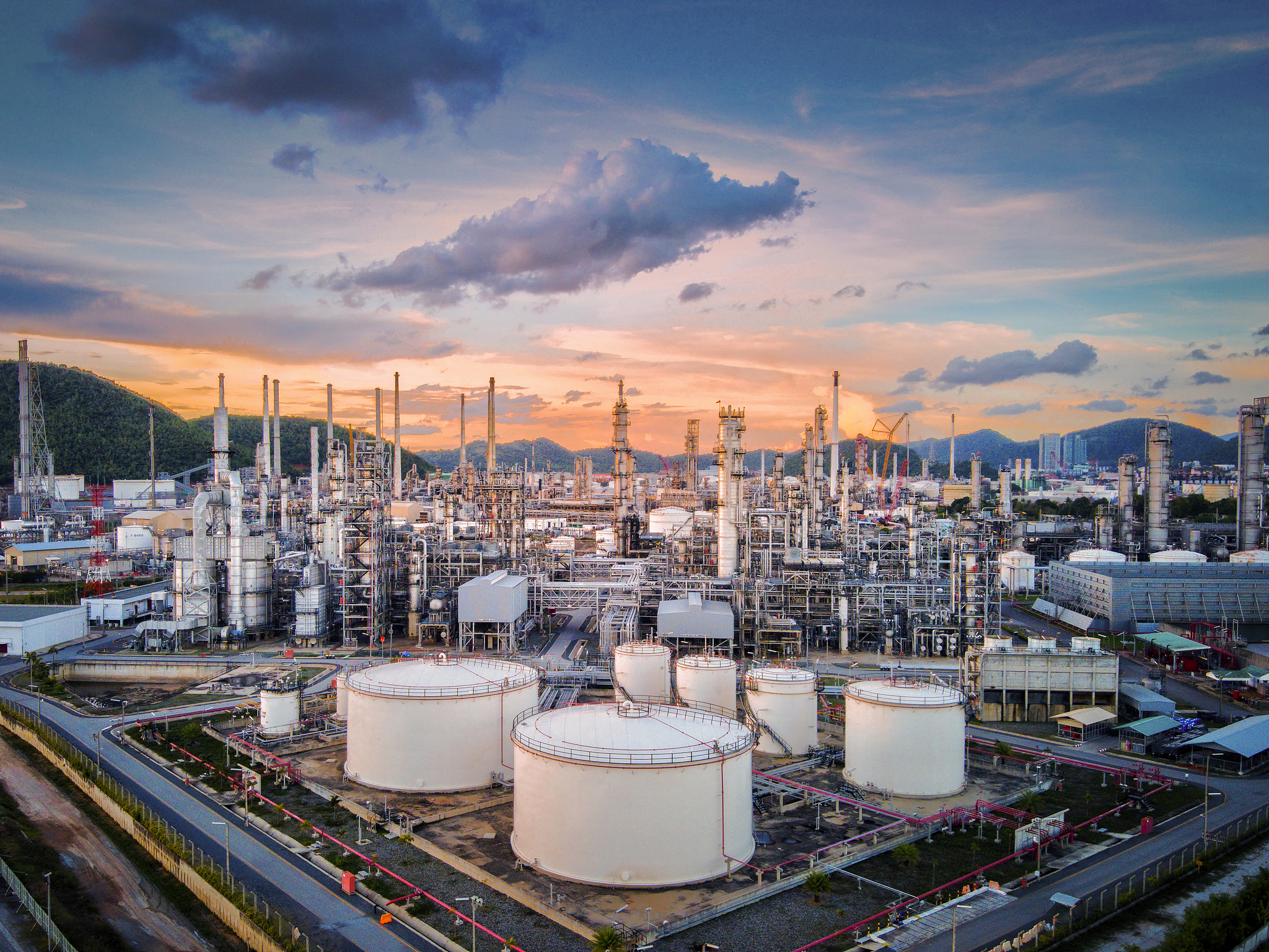 A file photo of a large‑scale petrochemical refinery complex with storage tanks and processing facilities. /VCG