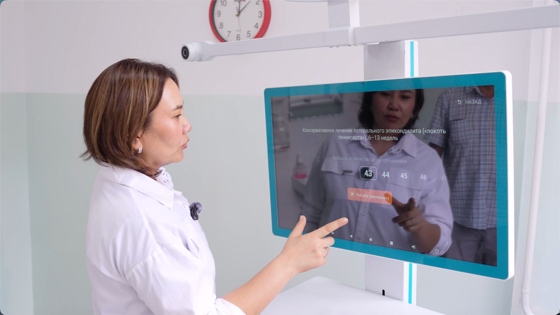 A local rehabilitation therapist demonstrates the DRT to a patient in Kyrgyzstan. /CGTN