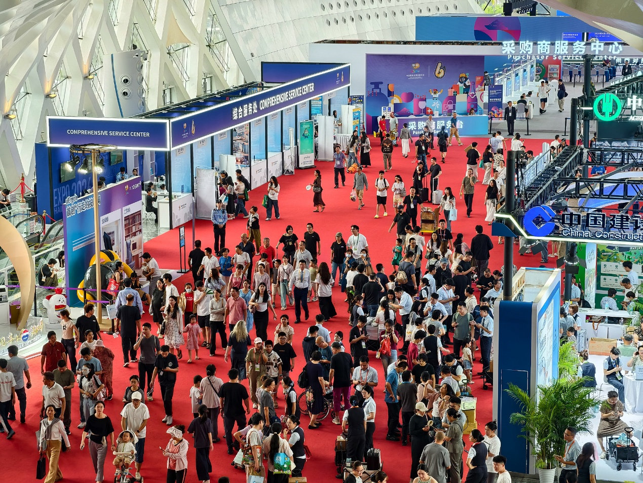 Crowds fill the exhibition halls at The Sixth China International Consumer Products Expo in Haikou, Hainan Province, China, April 18, 2026. /VCG