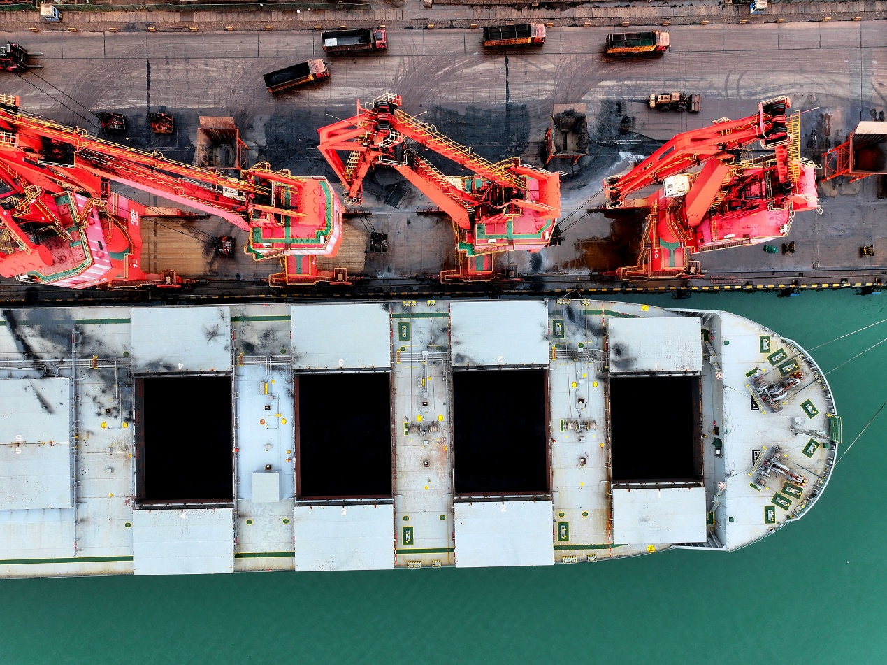 A cargo vessel unloads imported thermal coal at a port terminal in Lianyungang, Jiangsu Province, China, August 14, 2026. /VCG