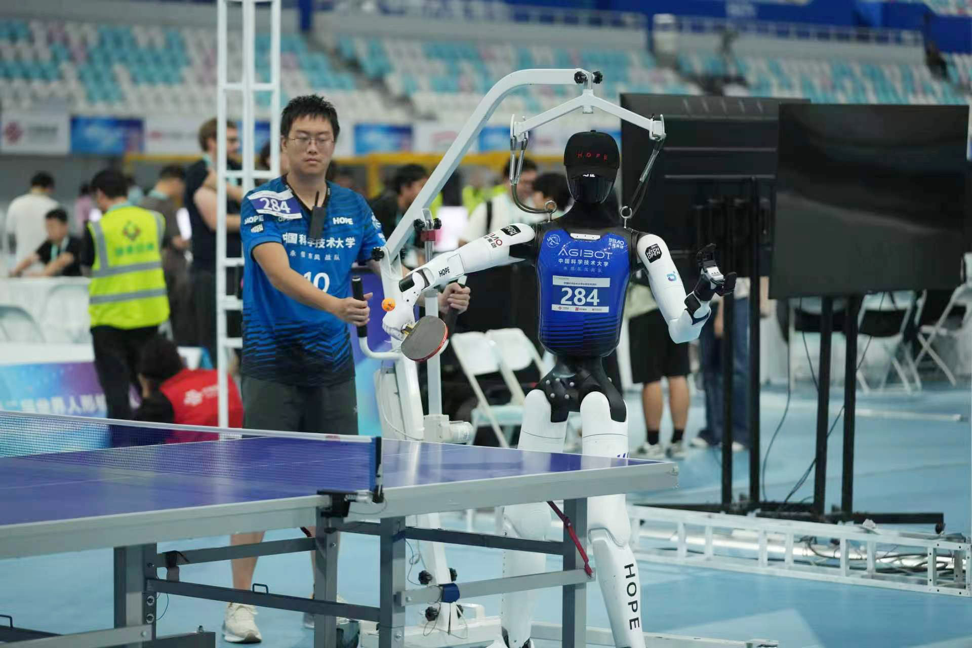 Table tennis competition at the second World Humanoid Robot Games.  /Qu Bo