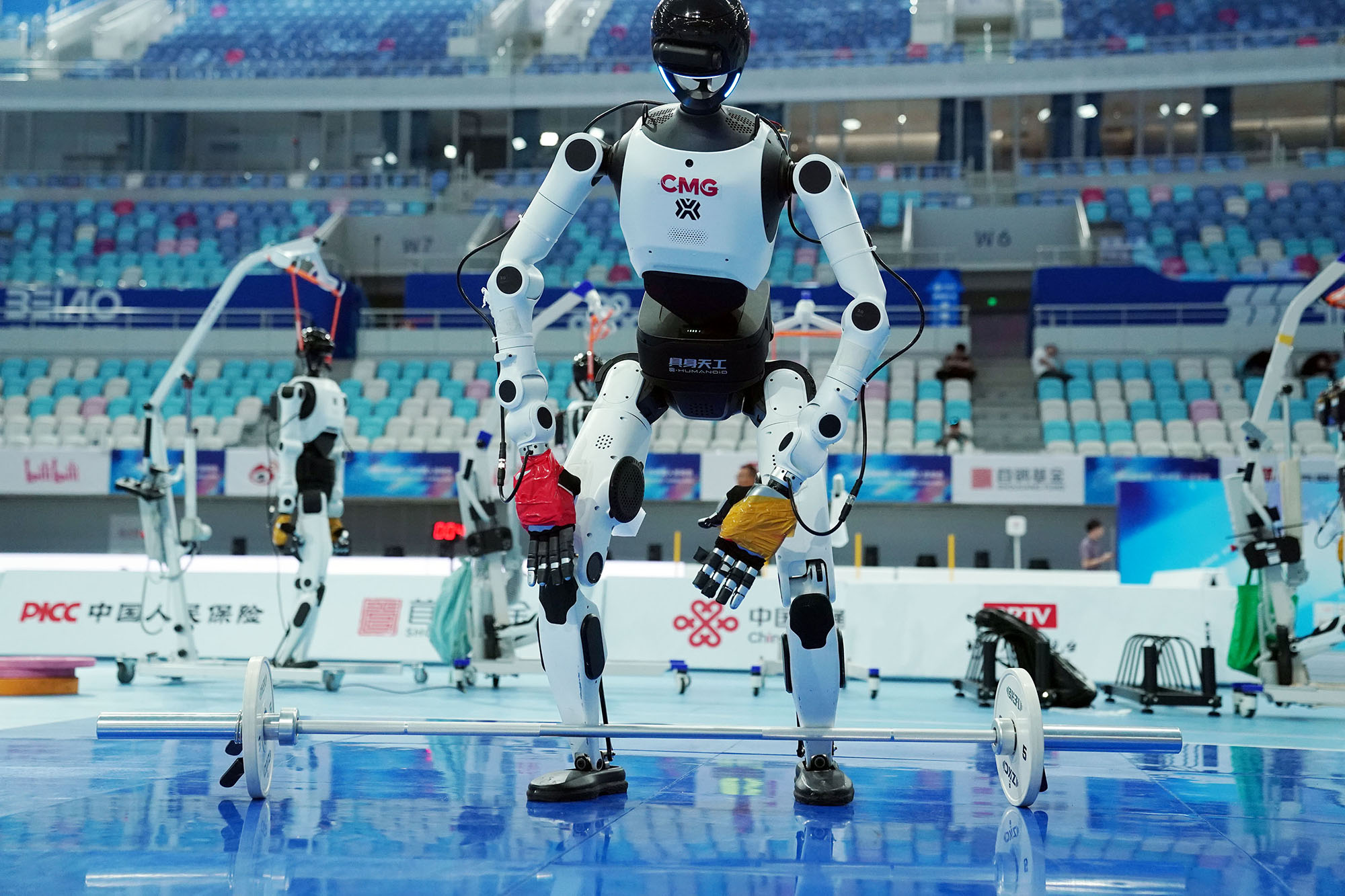 Weightlifting competition at the second World Humanoid Robot Games. /Qu Bo