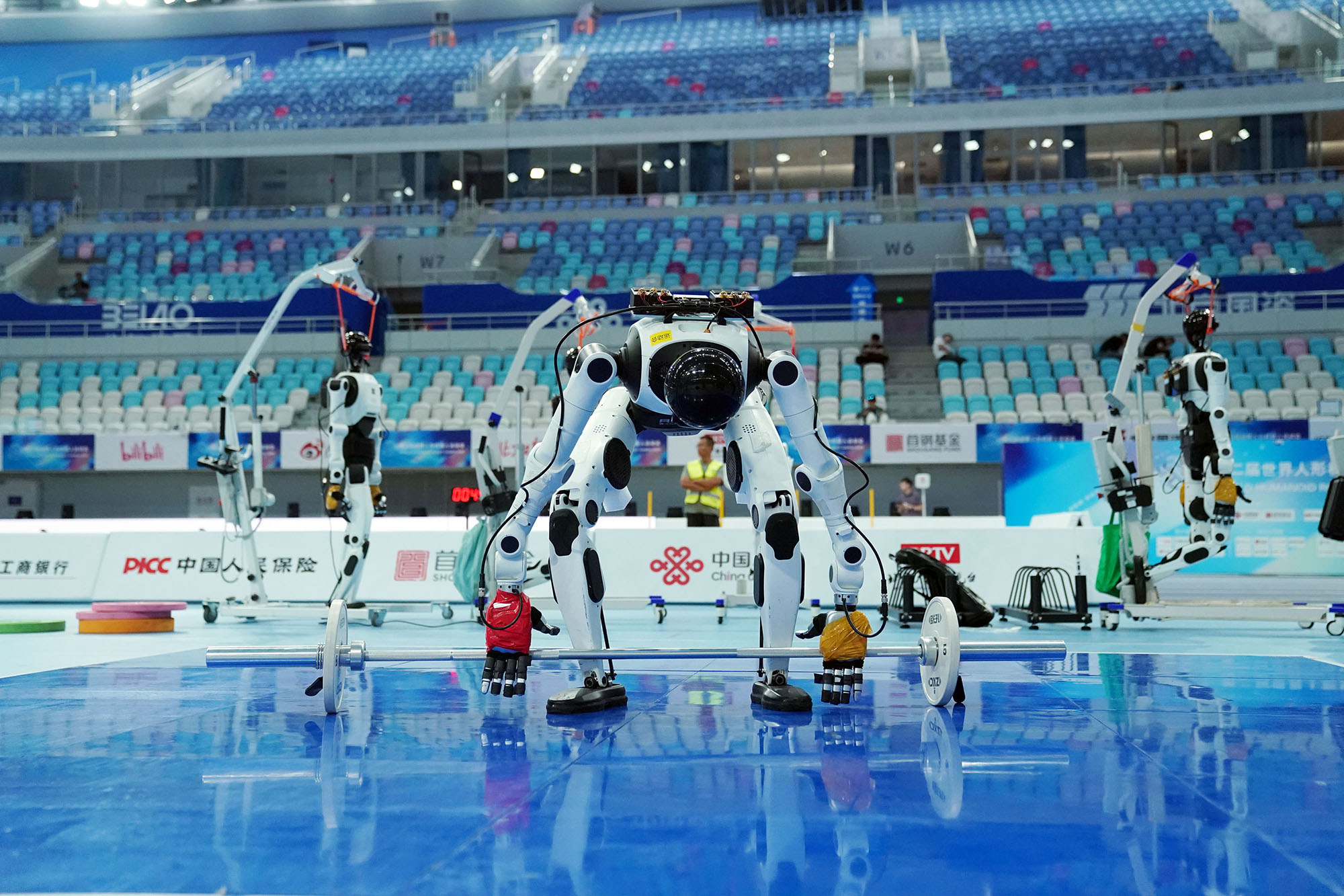 Weightlifting competition at the second World Humanoid Robot Games. /Qu Bo